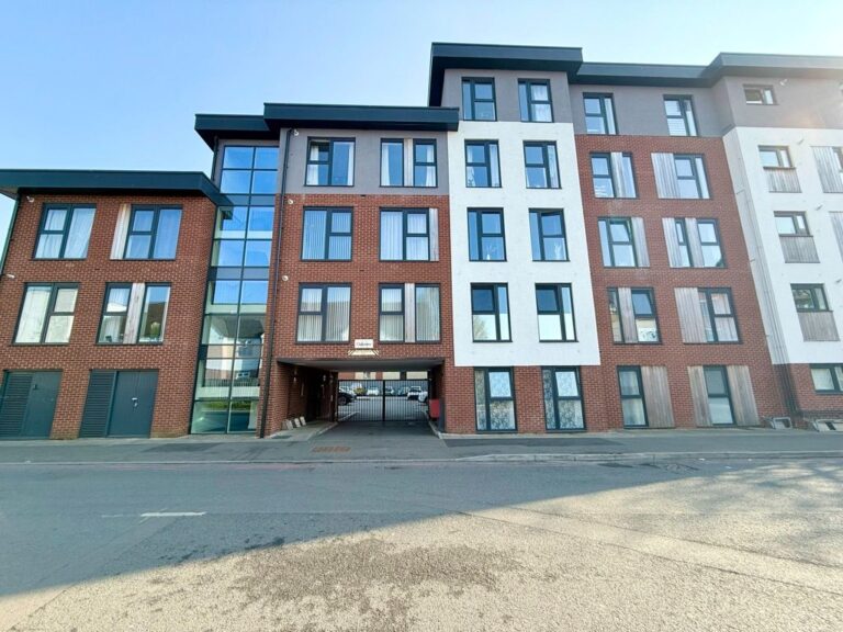 Oakview, Richard Lewis Way, Shirley, B90 3FX