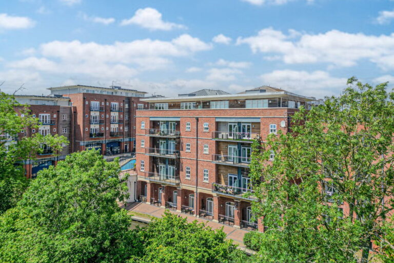 Waters Edge, Dickens Heath, Solihull, B90 1UE