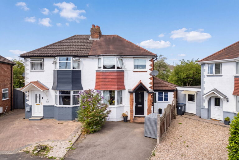 Courtway Avenue, Maypole